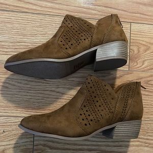 City lassitude Brand Ladies Low top boots. Chestnut Brown. Size 9